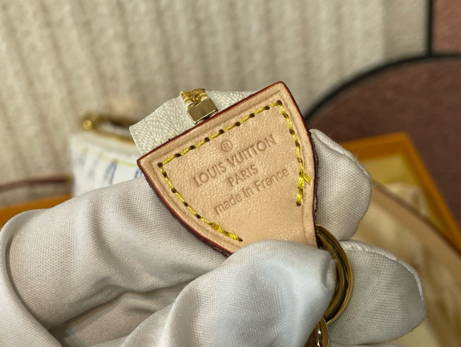 하얀악마 루이비통 악세수아 (4).jpg