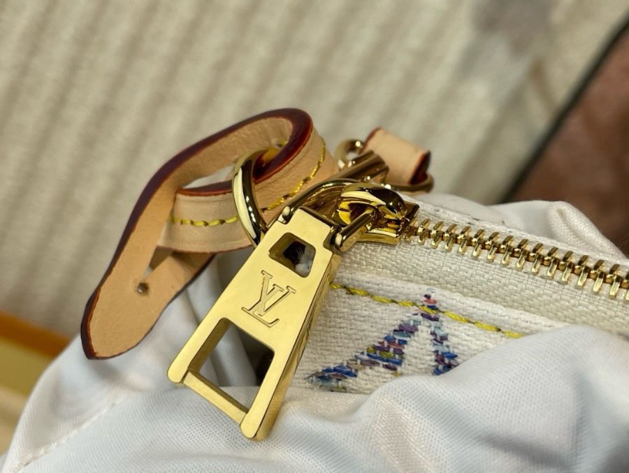 하얀악마 루이비통 악세수아 (7).jpg