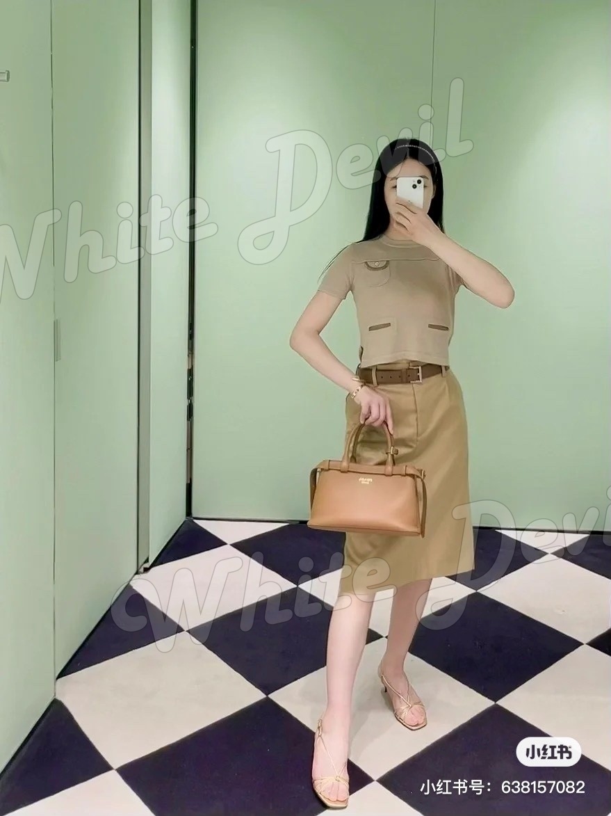 하얀악마 프라다 크루넥 반팔니트 (3).jpg