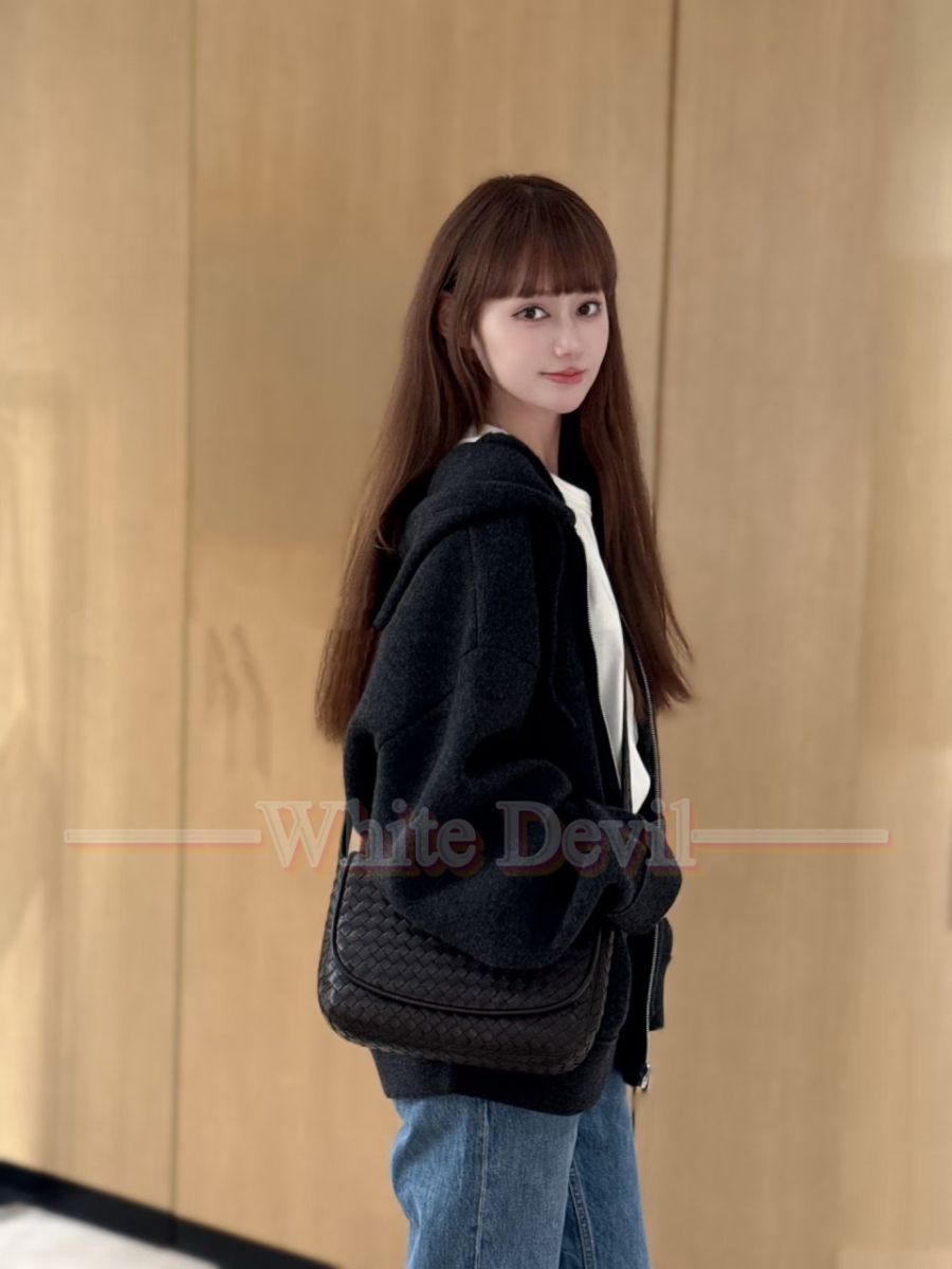하얀악마 보테가 크로스백 (1).jpg