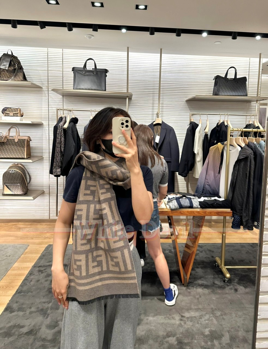 하얀악마 펜디 목도리 (1).jpg