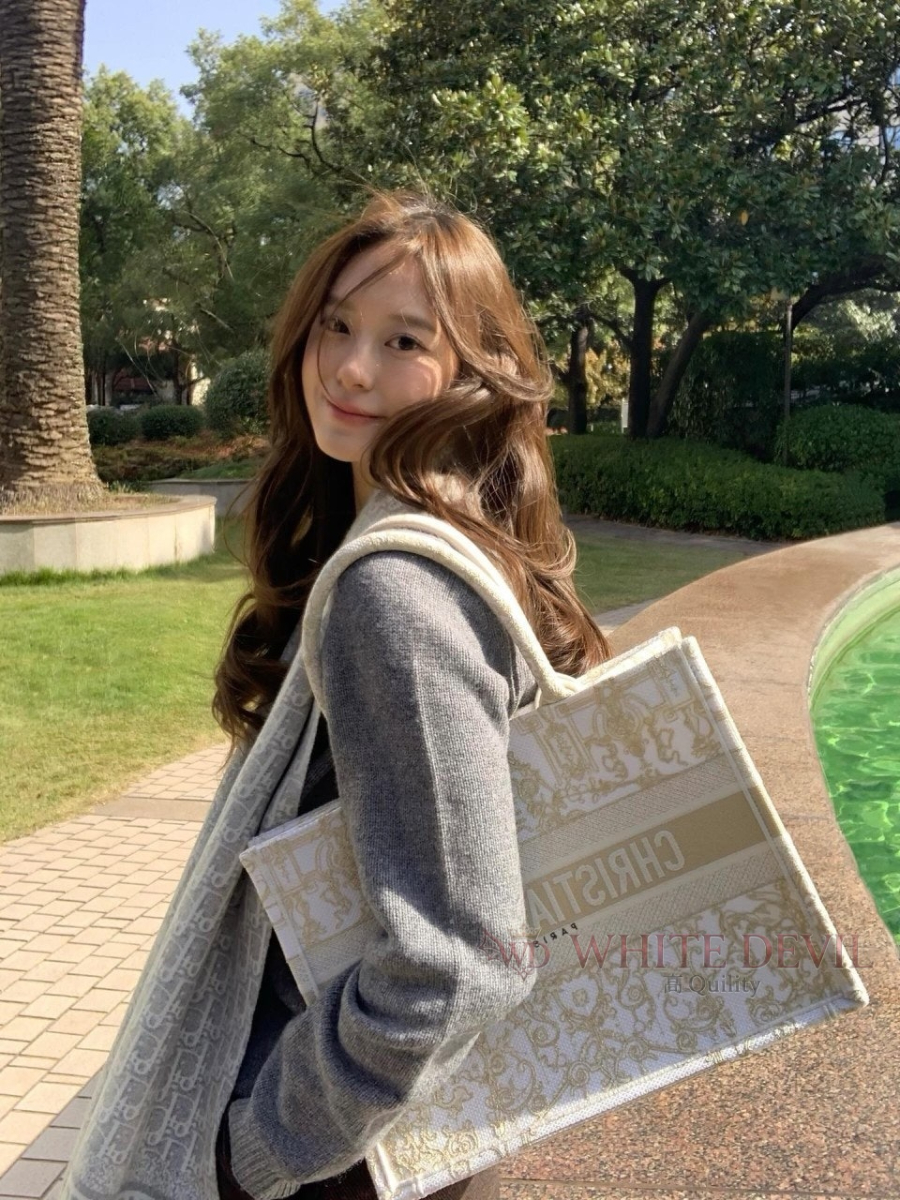 하얀악마 레플리카 디올 북토트백 (2).jpg