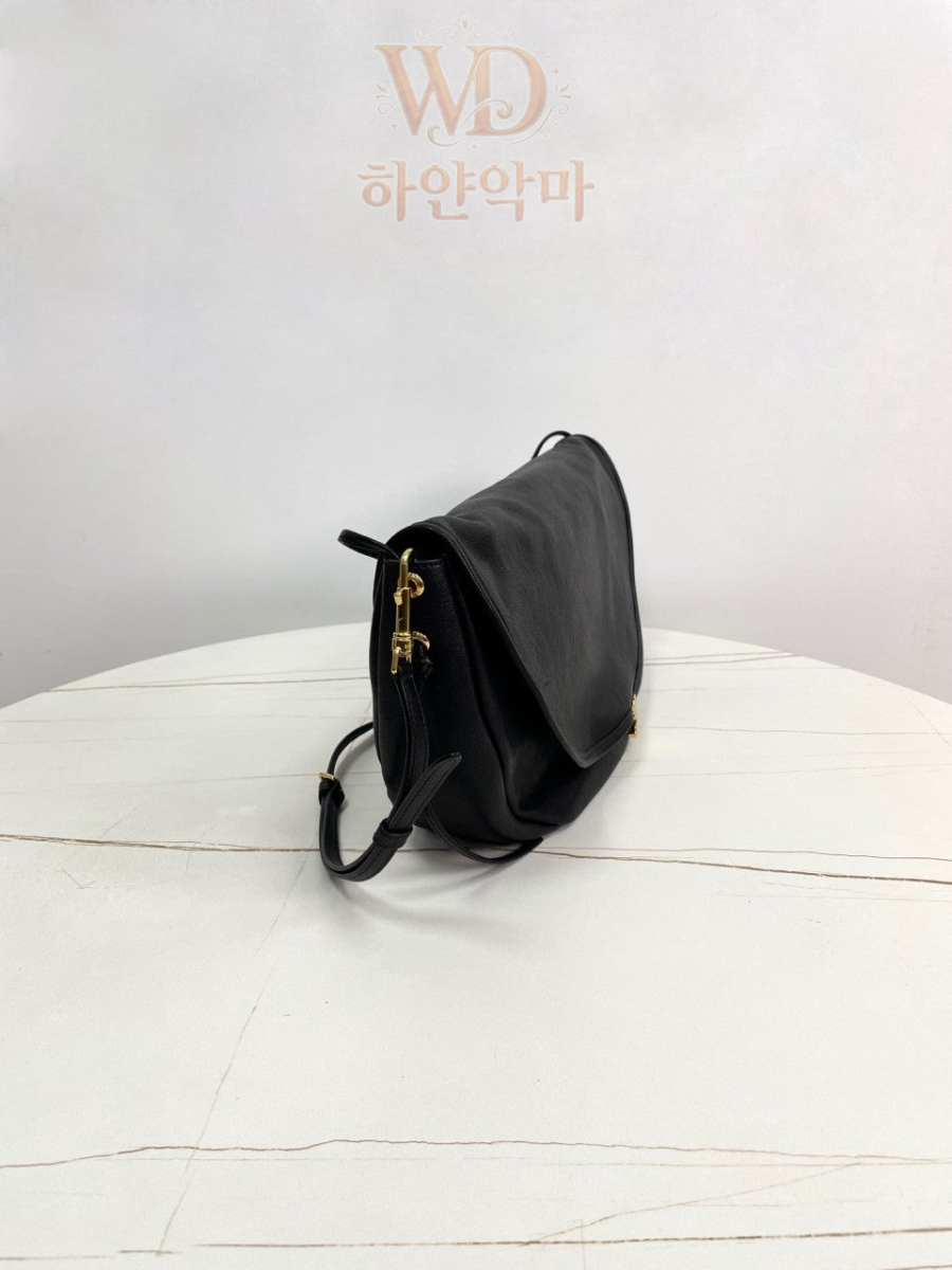 셀린느-트리옹프-가방추천-3.jpg