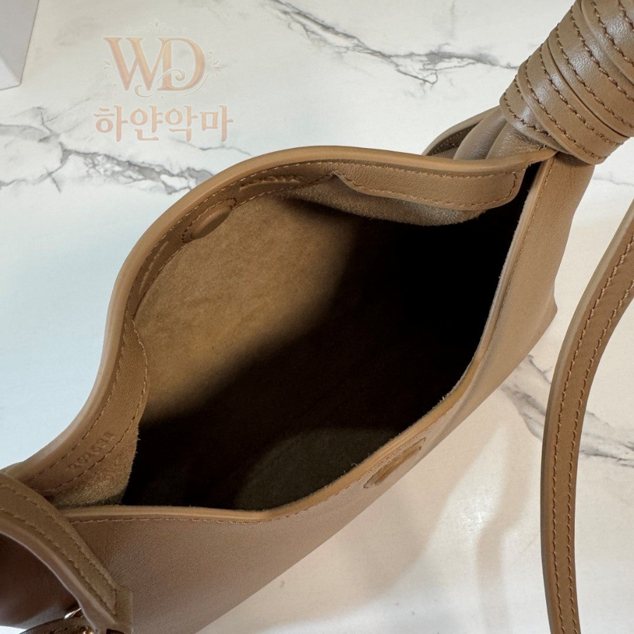 로에베스카프백-하얀악마-11.jpg