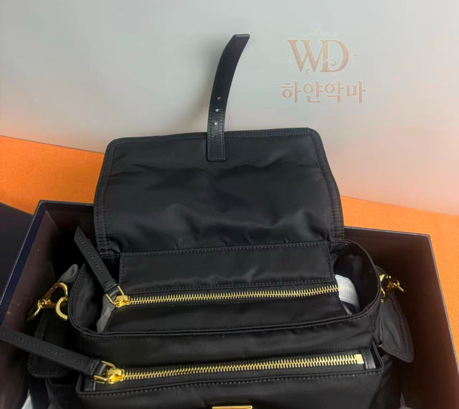 프라다 숄더백 (9).jpg