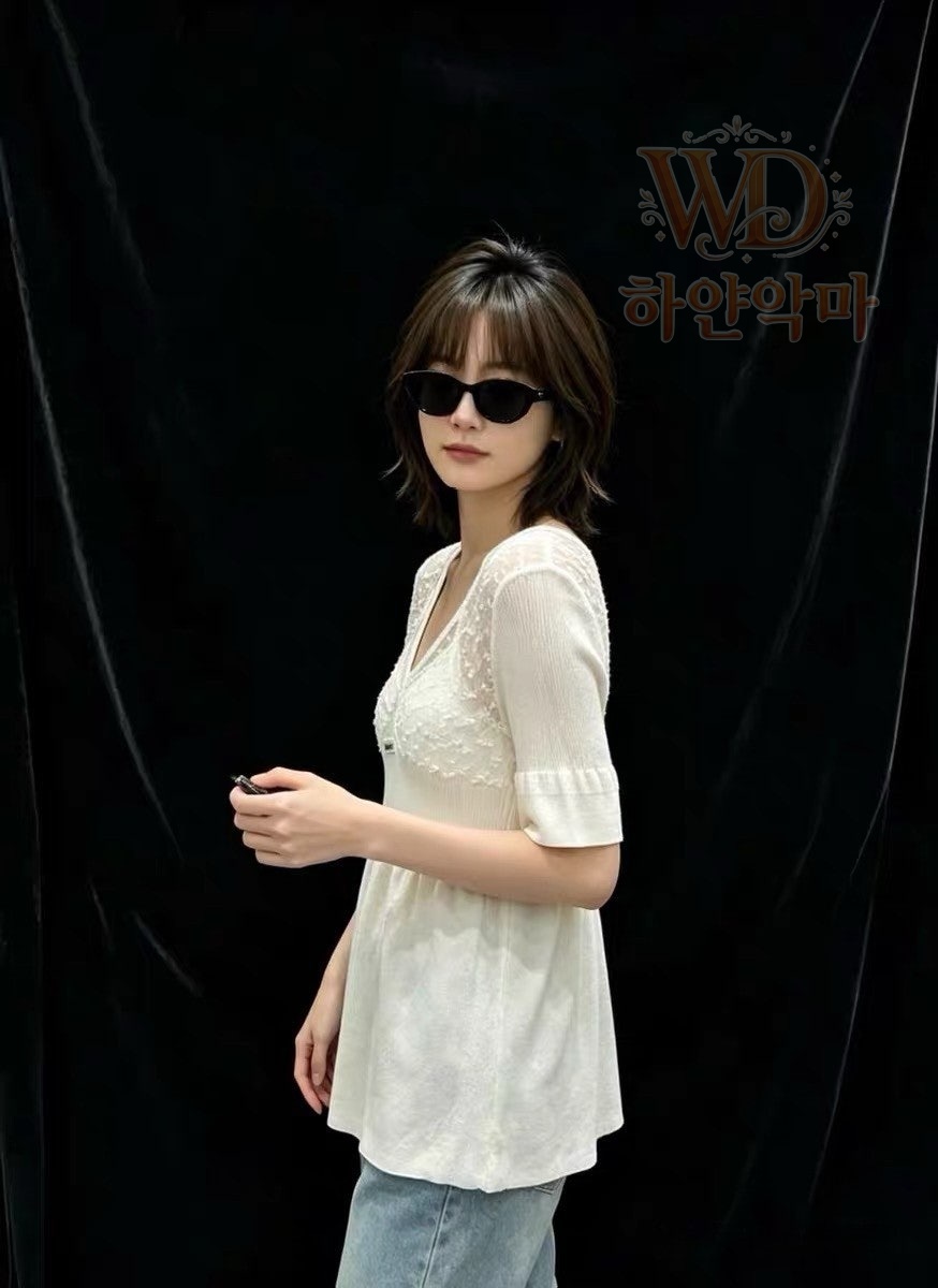 2026신상-미우미우반팔니트-하얀악마-1.png